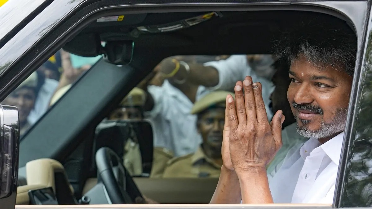 DMK-AIADMK गठबंधन की अटकलों के बीच TVK का भविष्य किस दिशा में? जानिए पूरा सियासी गणित
