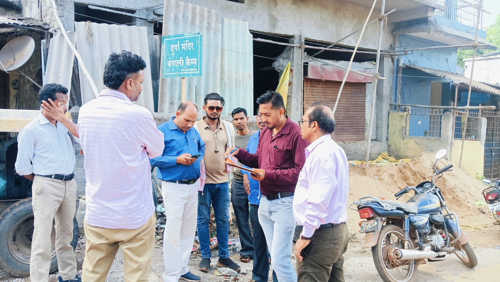 बिना अनुमति निर्माण कार्य एवं नाले के ऊपर अतिक्रमण करने वालों को किरन्दुल पालिका ने थमाया नोटिस