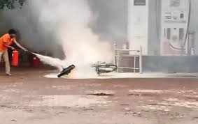 10 मिनट पहले खरीदी बाइक पेट्रोल भराते ही जलकर हुई खाक