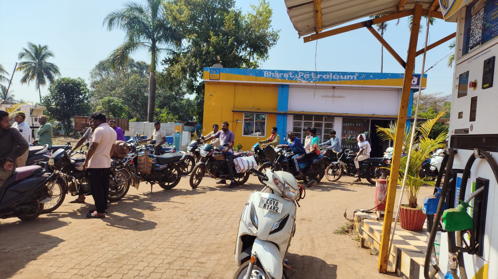 पेट्रोल की किल्लत , अफवाहों से लगी लंबी कतारें – जनता में बेचैनी, लेकिन आपूर्ति सामान्य
