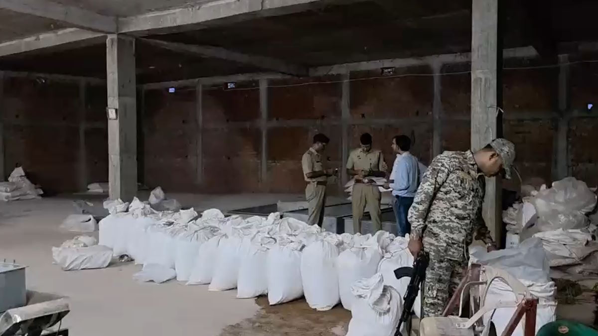 डिटर्जेंट फैक्ट्री की आड़ में चल रहा था गुटखे का गोरखधंधा, पुलिस ने मारा छापा; भारी मात्रा में माल जब्त