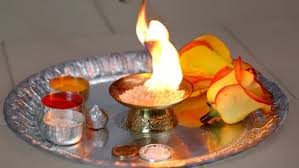 वास्तु टिप्स :  कपूर से जरूर करें ये काम, नेगेटिव एनर्जी भी होगी दूर