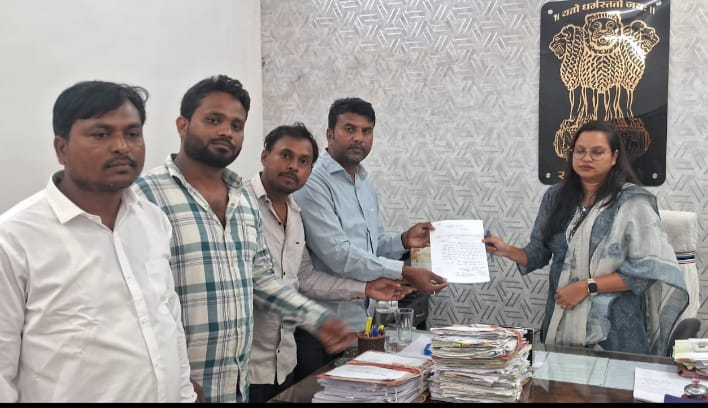 प्राचीन जैन तीर्थंकर की मूर्ति को आरंग में रखने की मांग,कांग्रेस पार्षदों ने आरंग एसडीएम को सौंपा ज्ञापन

