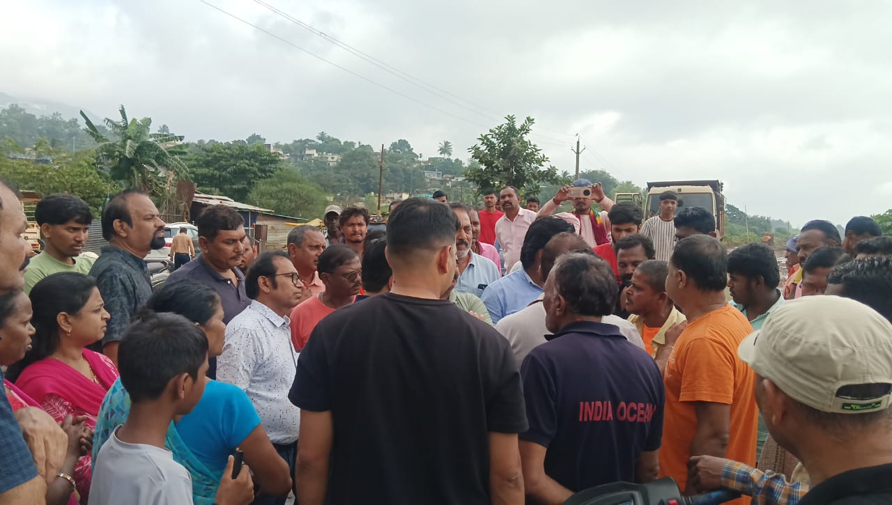 किरंदुल में व्यापारियों की जीत, चक्का जाम के 2 घंटे बाद प्रशासन ने मानी मांग, नाली निर्माण शुरू