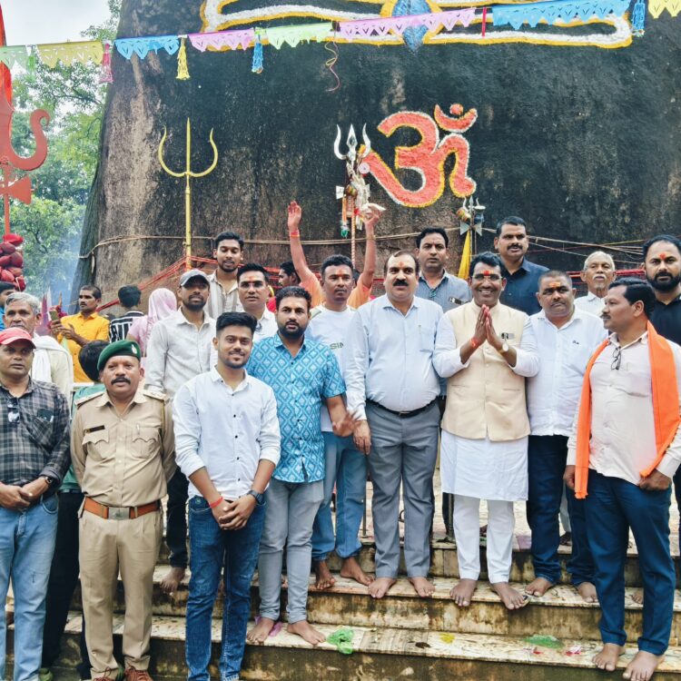 चिंगरापगार जलप्रपात और भूतेश्वरनाथ पहुँचे विधायक रोहित साहू,पर्यटन व धार्मिक स्थल के विकास को लेकर दोहराई प्रतिबद्धता