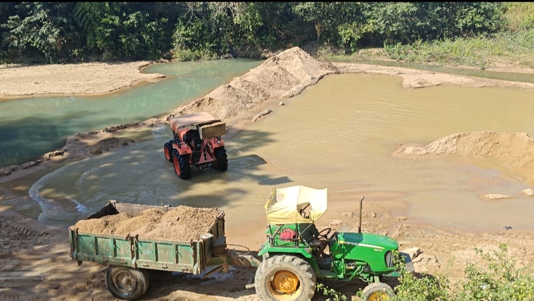 पीएम आवास के नाम रेत का अवैध उत्खनन धड़ल्ले से जारी : शिकायत के बाद भी कार्यवाही शून्य