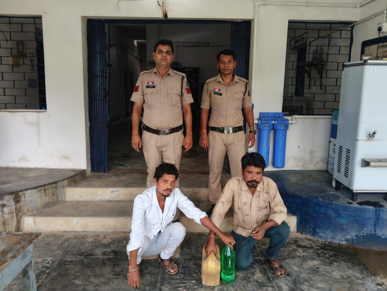 ऑपरेशन आघात का बड़ा एक्शन! 7 लीटर महुआ शराब के साथ दो आरोपी गिरफ्तार, पुलिस ने ऐसे कसा शिकंजा