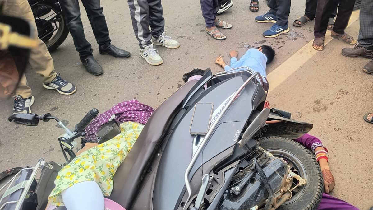 CG Breaking: कुम्हारी हाईवे पर भीषण हादसा! खड़े ट्रैक्टर से टकराई स्कूटी, 2 महिलाओं समेत 4 की मौत, मासूम गंभीर