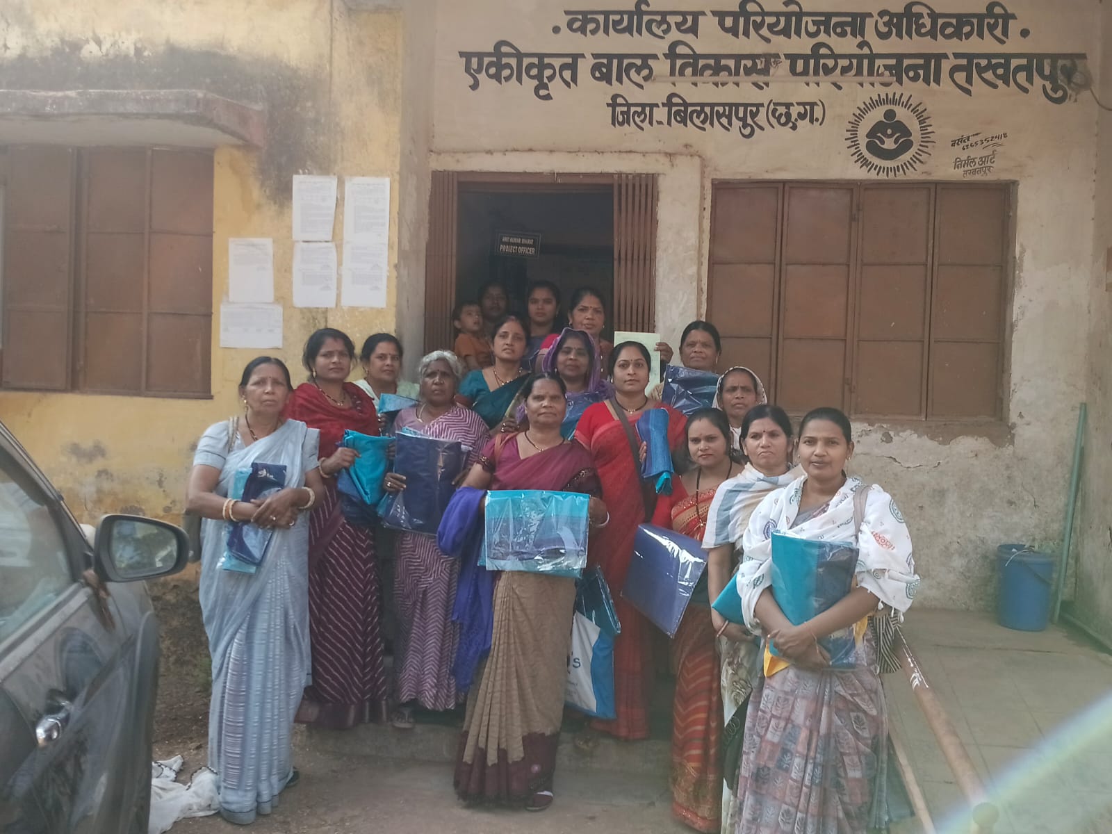 घटिया साड़ियों के वितरण का आंगनबाड़ी कार्यकर्ताओं ने किया विरोध, साड़ियां लौटाकर सौंपा ज्ञापन