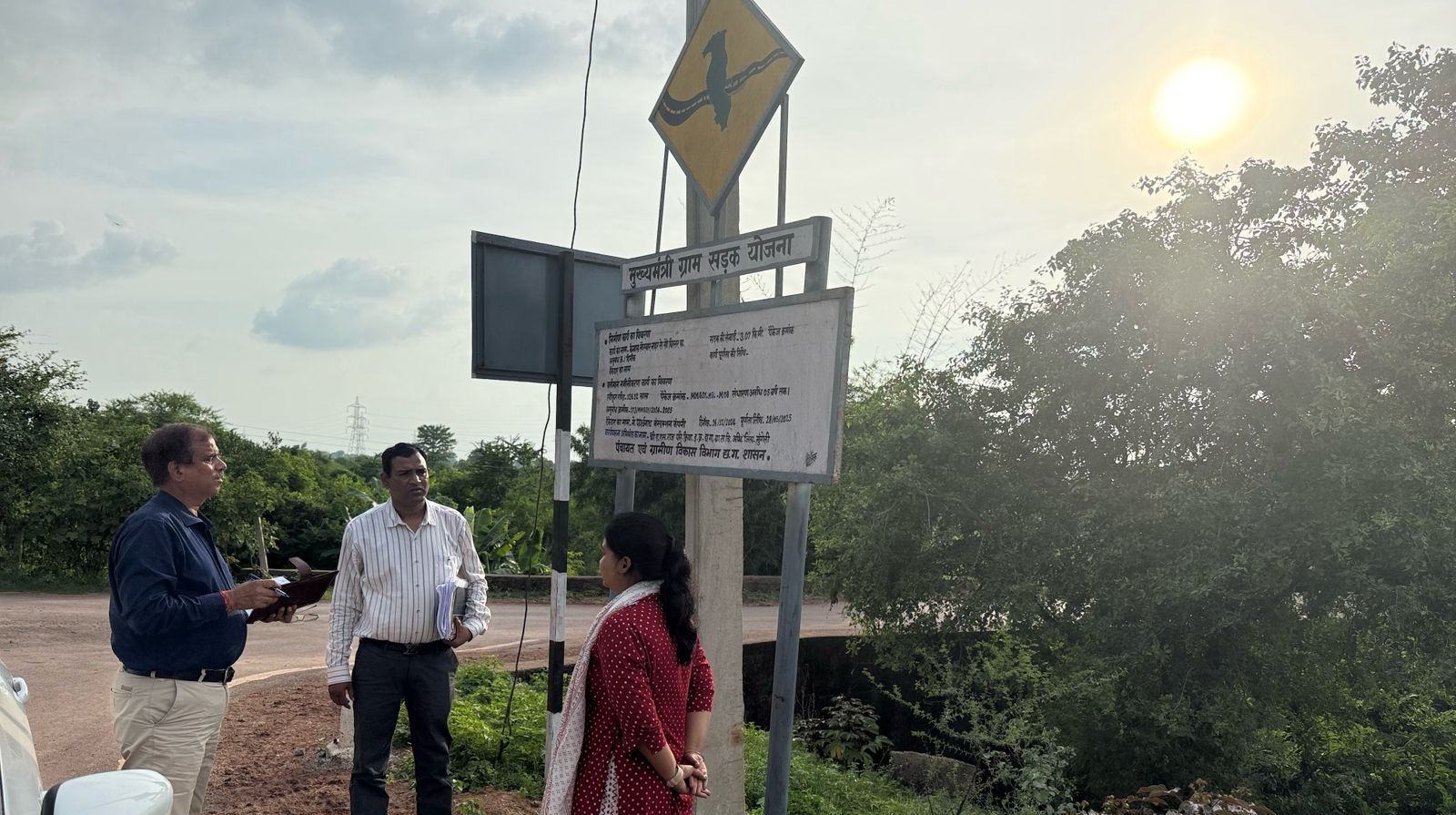 मुख्य अभियंता ने पीएमजीएसवाय अंतर्गत निर्मित सड़कों का किया निरीक्षण