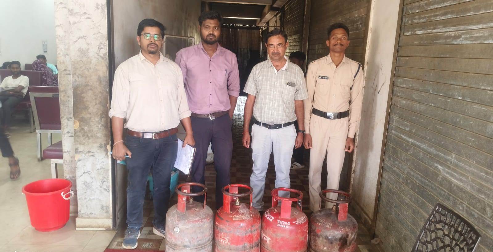 होटलों में घरेलू गैस के अवैध उपयोग पर सख्त कार्रवाई:खाद्य विभाग की टीम सक्रिय, जनकपुर में 7 घरेलू गैस सिलेंडर जब्त