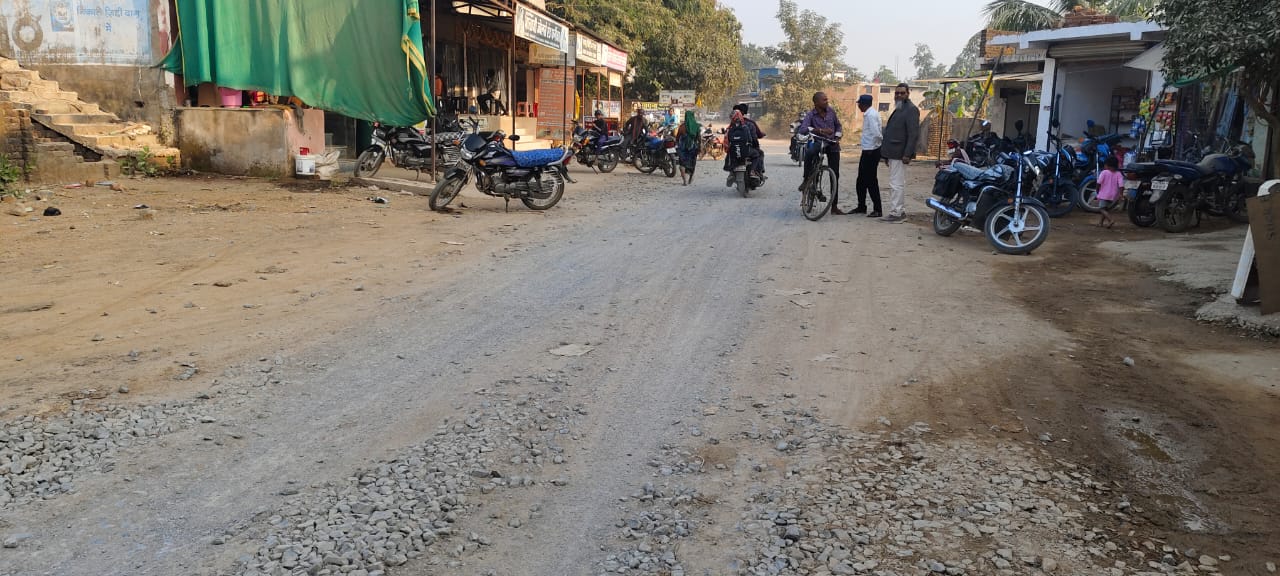 रसेला पीडब्ल्यूडी मुख्य मार्ग बदहाल, आमजन हो रहे परेशान