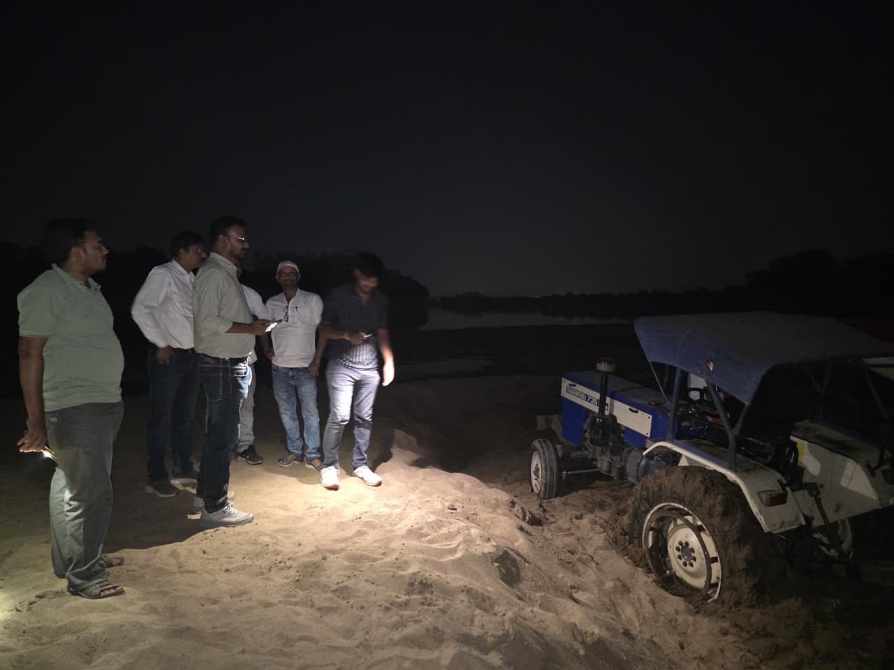 अवैध रेत भण्डारण पर प्रशासन की छापेमारी,88 ट्रेक्टर रेत जब्त