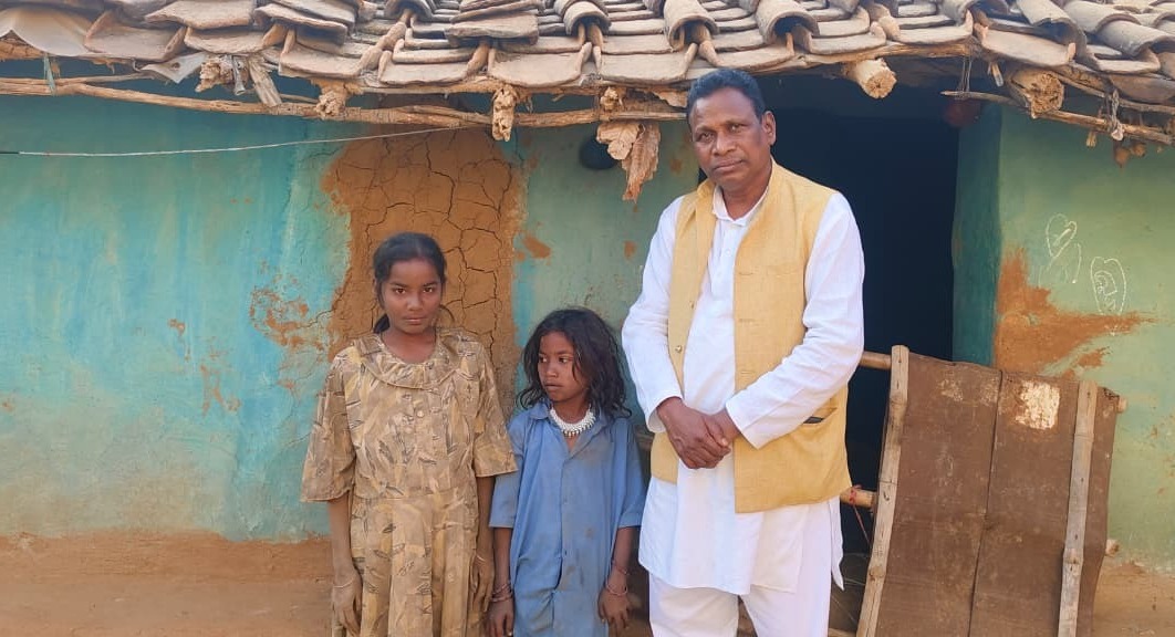 वनांचल की अनाथ कमार बालिकाओं से मिले विधायक जनक ध्रुव, सहायता का दिलाया भरोसा