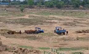 अरपा नदी के बंद रेत घाटों से दिनदहाड़े अवैध खनन जारी,माफिया बेखौफ, प्रशासन लाचार