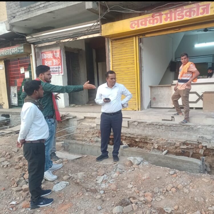 केवड़ाबाड़ी बस स्टैंड स्थित मटन मार्केट का आयुक्त ने किया औचक निरीक्षण, गंदगी व अतिक्रमण पर कार्रवाई के निर्देश