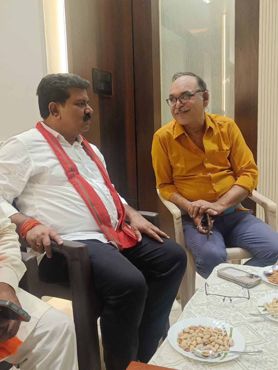 उपमुख्यमंत्री विजय शर्मा ने पत्रकार चंद्रशेखर शर्मा से मुलाकात कर जाना स्वास्थ्य का हाल