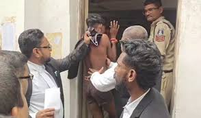 रायपुर कोर्ट परिसर में वकील को चाकू दिखाकर डराने की कोशिश, वकील संघ ने पीटकर पुलिस को सौंपा