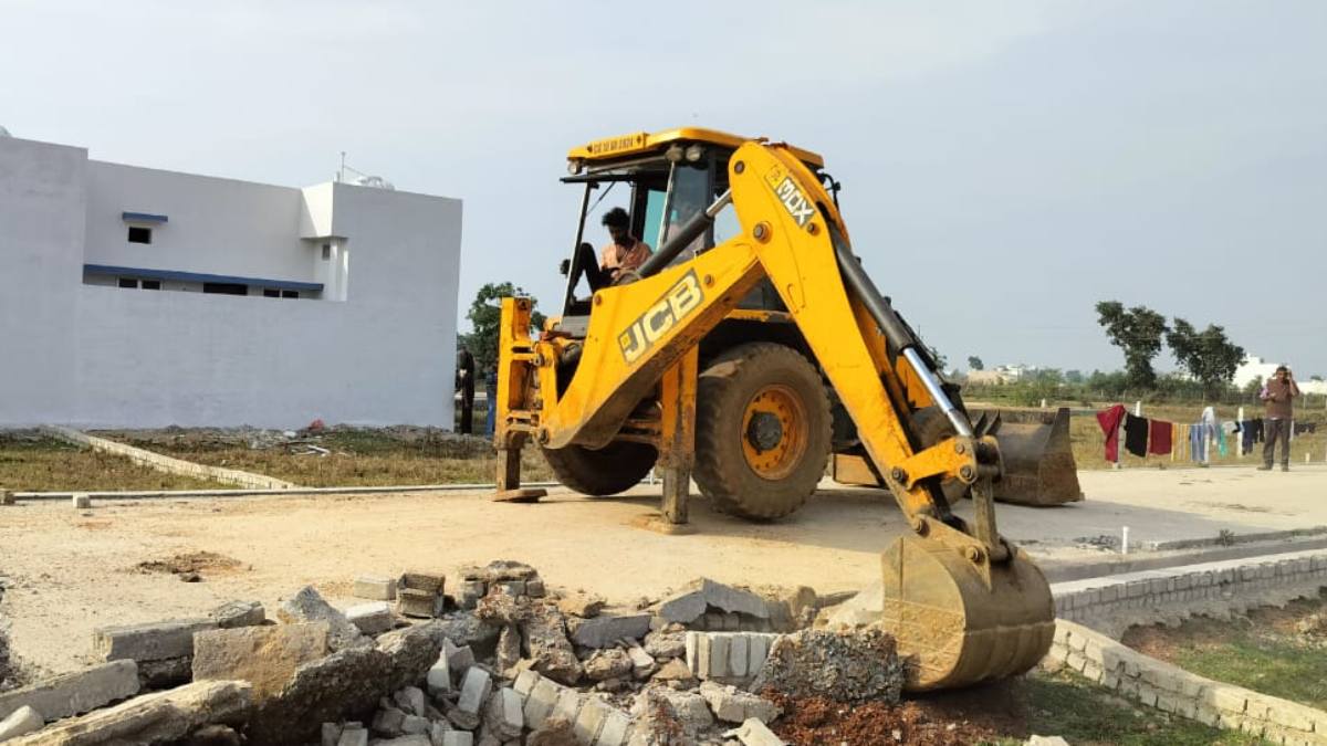 भाजपा की सरकार आते ही प्रशासन की सख्ती, लगभग 100 एकड़ में अवैध प्लाटिंग कर बनाई जा रही थी कॉलोनी, चला बुलडोजर