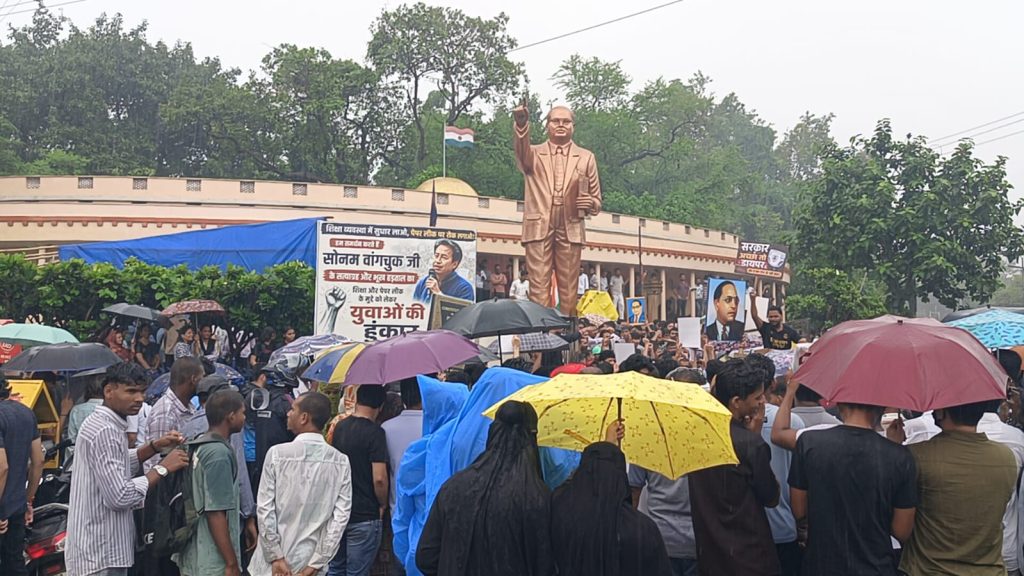 रायपुर: सोनम वांगचुक के समर्थन और NEET पेपर लीक के विरोध में युवाओं का प्रदर्शन