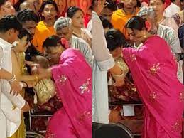 दुर्गा मां के पंडाल में फोन में बिजी काजोल गिरीं धड़ाम
