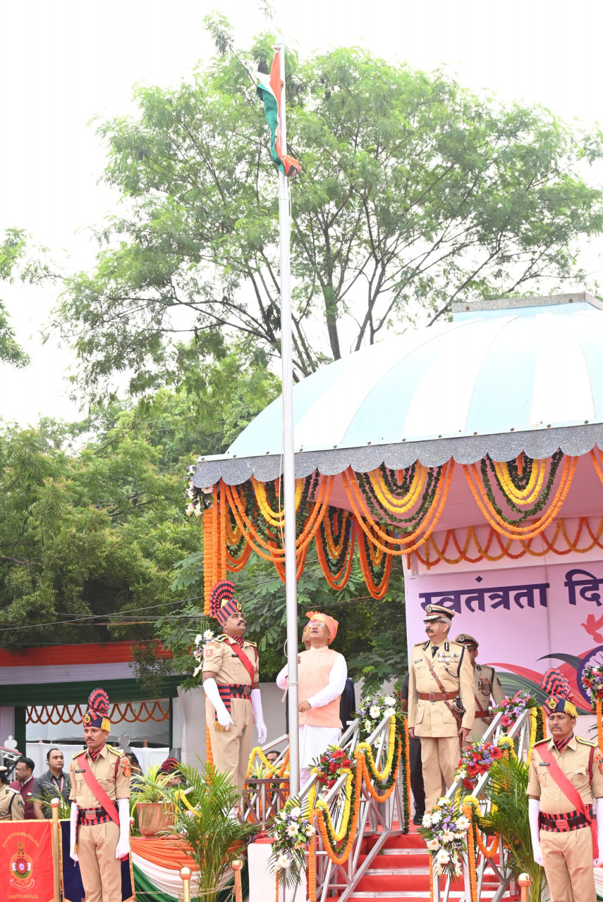 मुख्यमंत्री  साय ने आज 78वें स्वतंत्रता दिवस के मौक़े पर राजधानी रायपुर के पुलिस परेड ग्राउंड में आयोजित मुख्य समारोह में ध्वजारोहण किया
