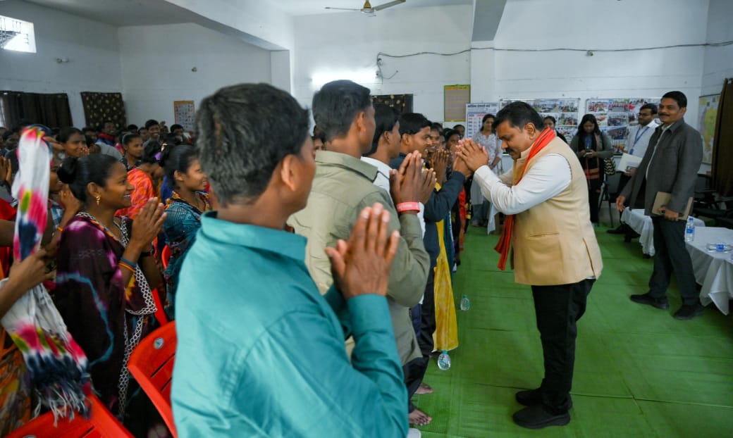 पुनर्वासित युवाओं के साथ उपमुख्यमंत्री विजय शर्मा ने किया आत्मीय संवाद, साथ बैठकर किया सुबह का नाश्ता