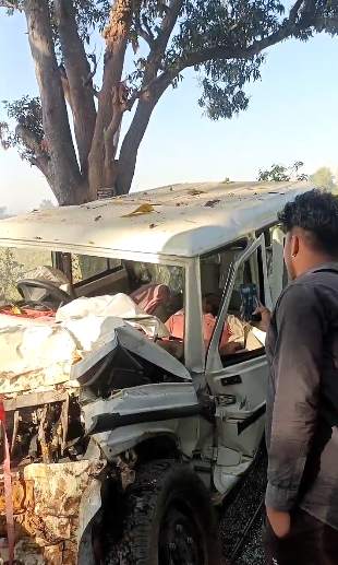 तेज रफ्तार बोलेरो पेड़ से टकराई,2 की मौत, एक महिला गंभीर रूप से घायल…