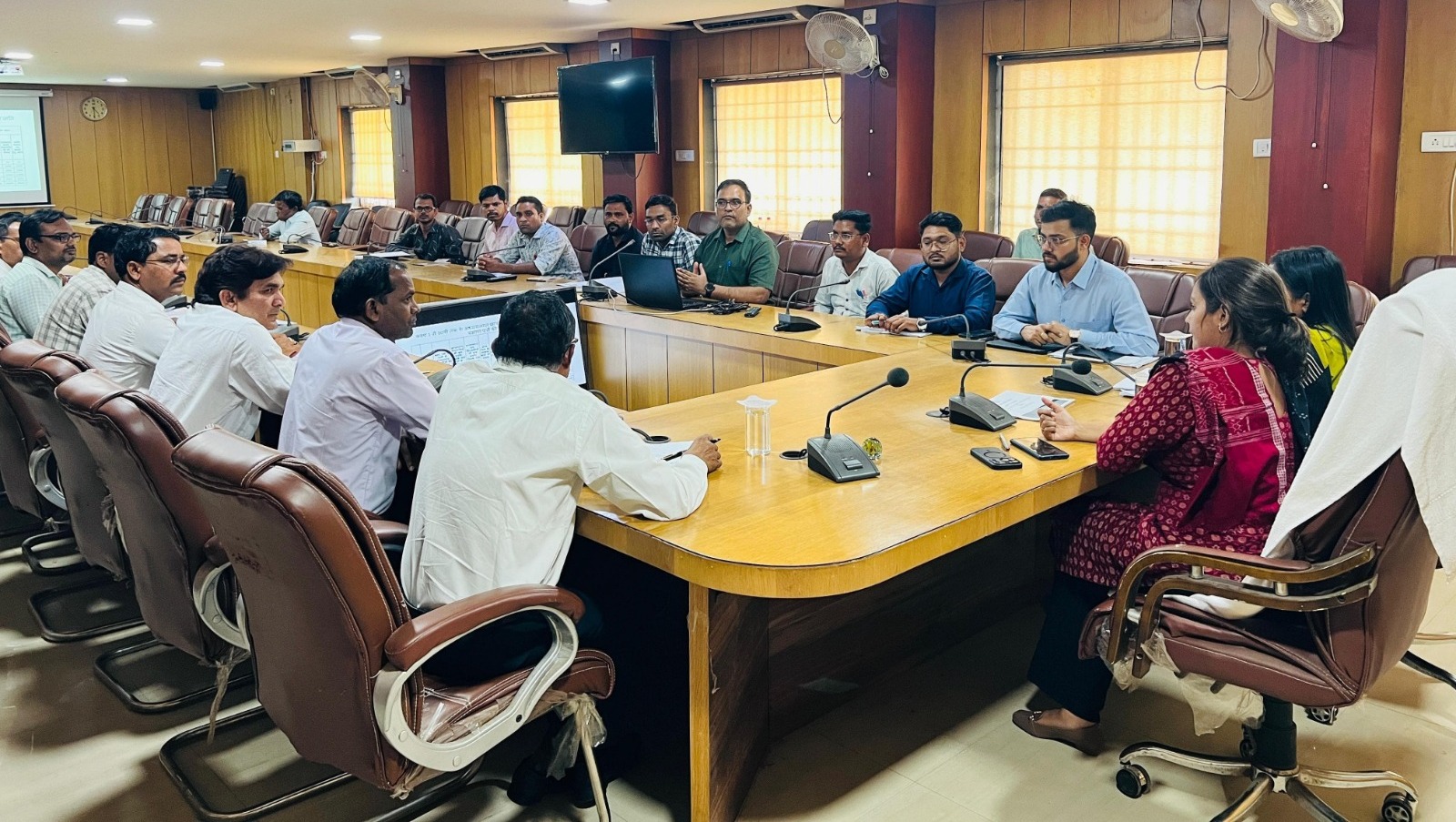 स्कूली बच्चों को गुणवत्ता पूर्ण शिक्षा के साथ समय पर मिले योजनाओं का लाभ: कलेक्टर