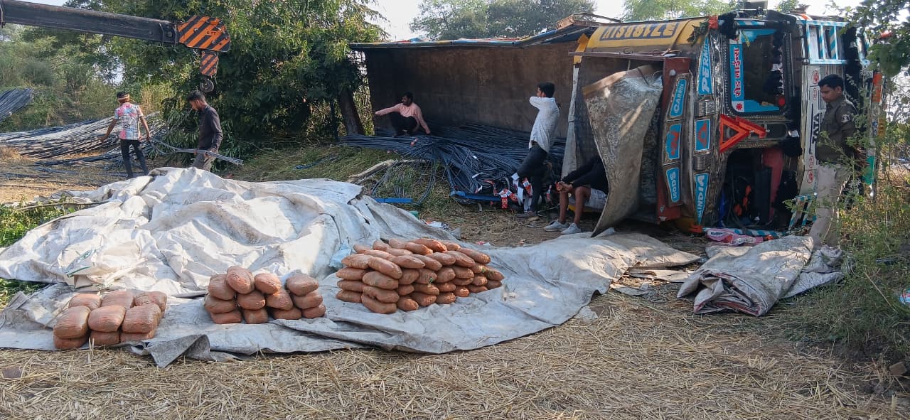  लोहे से लदी ट्रक पलटी केबिन में मिला 80 किलो गांजा मौके का फायदा उठाकर चालक और परिचालक फरार 