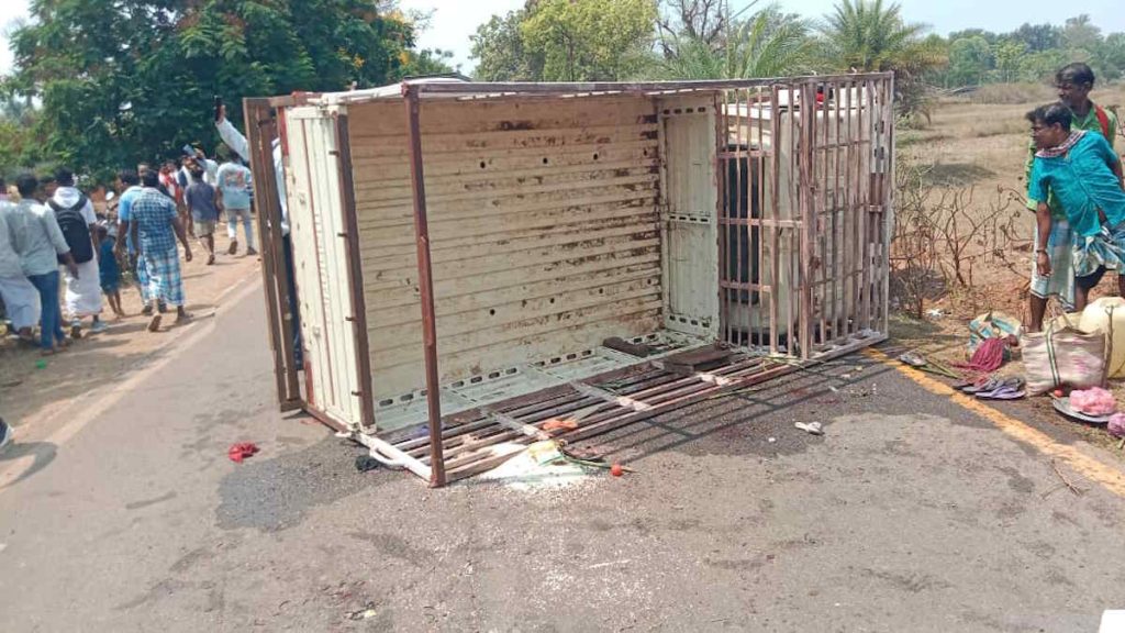  ग्रामीणों से भरी पिकअप पलटी,25 ग्रामीण घायल 