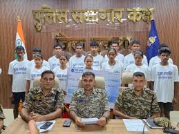  05 महिला नक्सली सहित कुल 14 हार्डकोर नक्सलियों के द्वारा किया गया आत्मसमर्पण