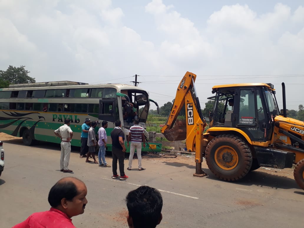 चारामा में अनियंत्रित यात्री बस पुल की रेलिंग से जा टकराई,बस के हेल्फर की दर्दनाक मौत
