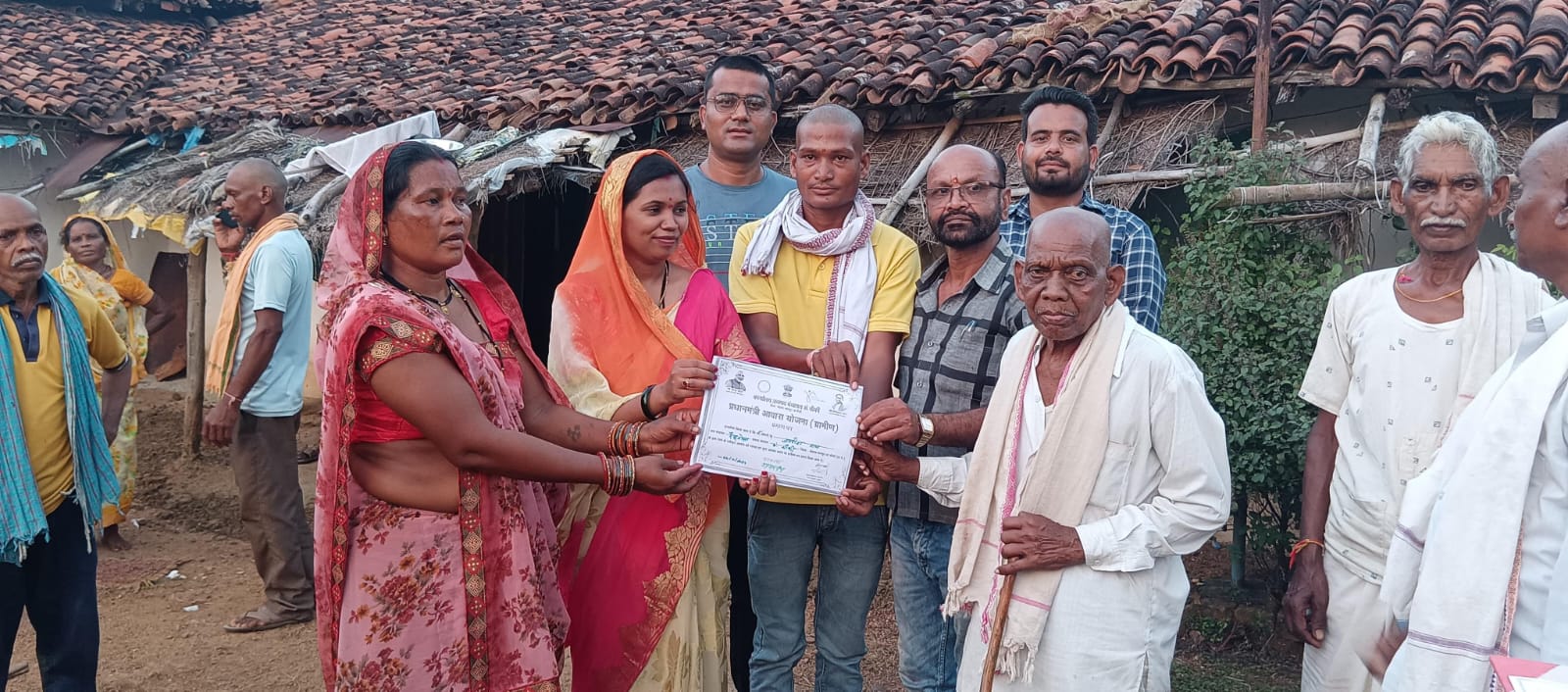 जिला पंचायत अध्यक्ष गीता घासी साहू ने प्रधानमंत्री आवास योजना के हितग्राही को प्रमाण पत्र भेटकर किया भूमिपूजन