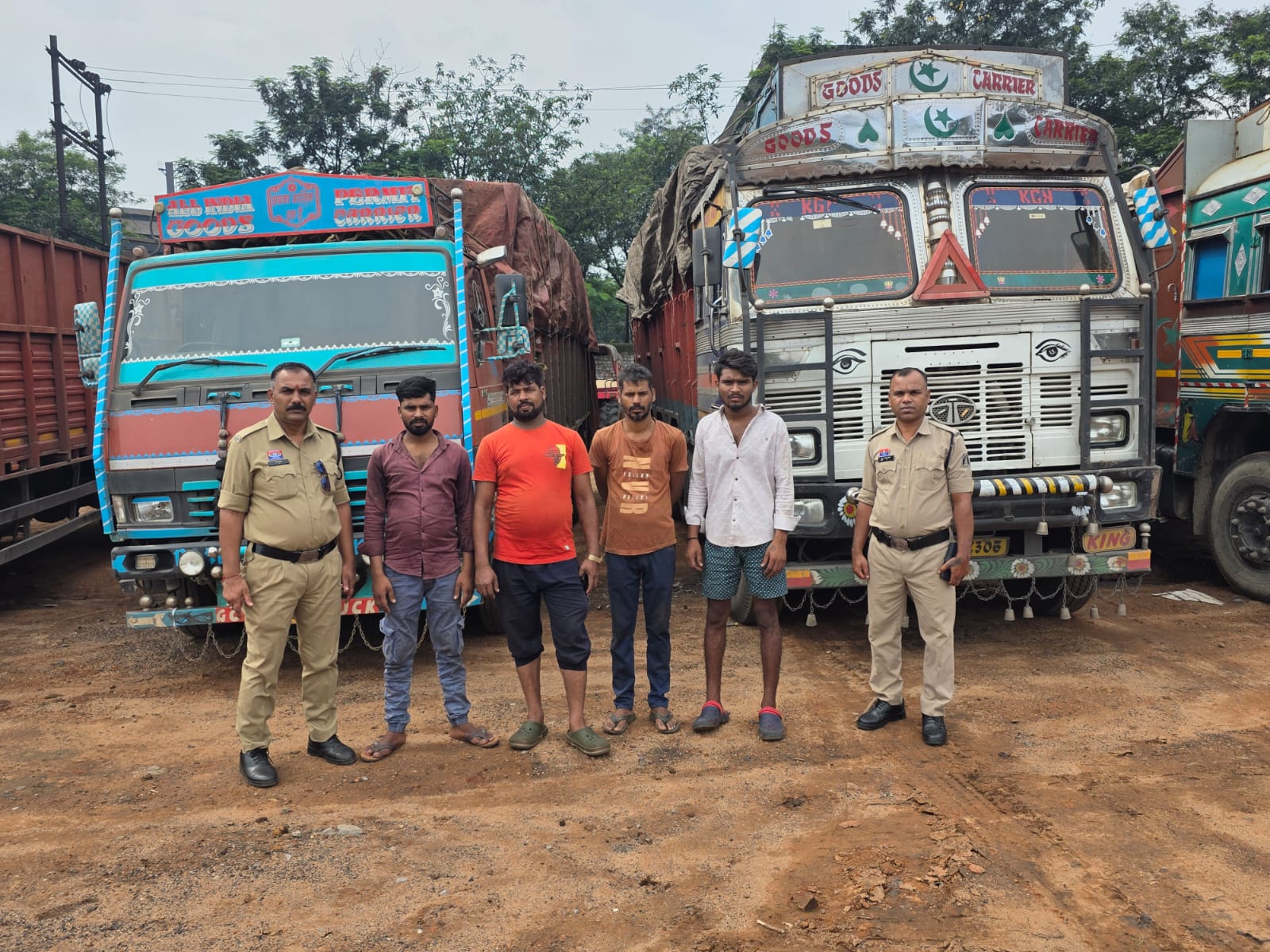 दो ट्रक और दो माजदा से 49 टन कबाड़ जप्त, करीब 14 लाख का माल जब्त करने में पूंजीपथरा पुलिस को मिली सफलता