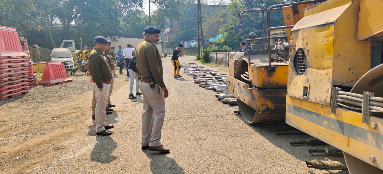  रायगढ़ यातायात पुलिस की बड़ी कार्रवाई, रोड़ रोलर से नष्ट कराया 200 मॉडिफाई साइलेंसर