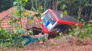 कर्नाटक में भयानक हादसा,बस अनियंत्रित होकर घर की छत पर चढ़ी 