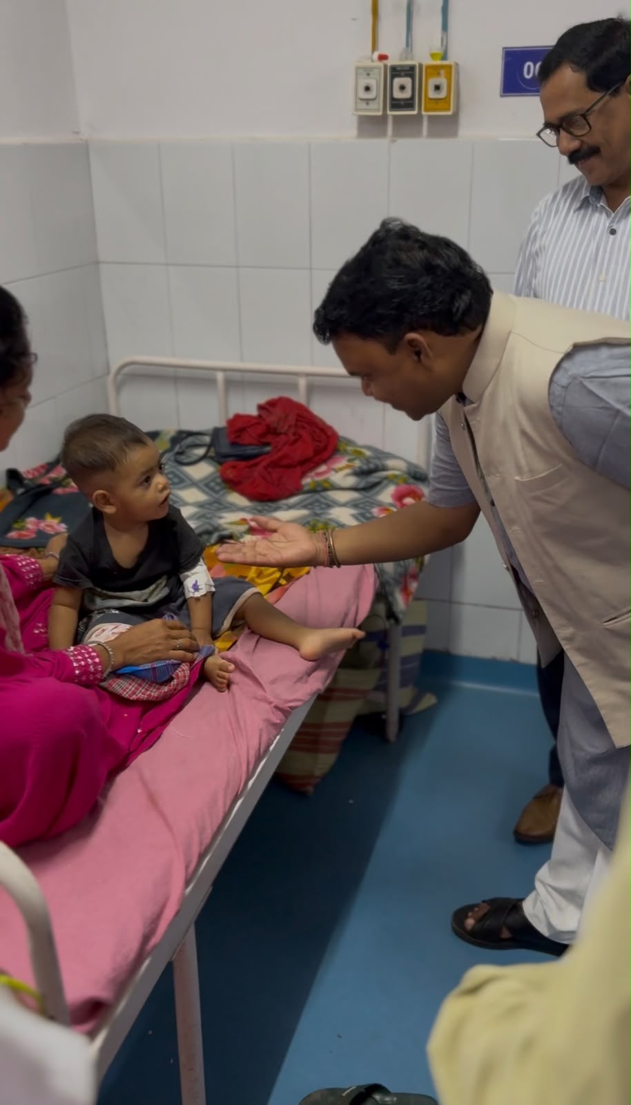 दंतेवाड़ा जिला अस्पताल में जिला पंचायत अध्यक्ष का औचक निरीक्षण, मरीजों से सीधे पूछा हाल