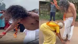 कलश विसर्जन यात्रा में सांसद पर सवार हुईं देवी,मां ने पैर छूकर लिया आशीर्वाद