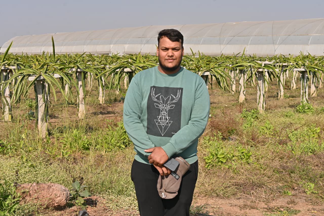 पारंपरिक खेती से आगे बढ़कर ड्रेगन फ्रूट की राह पर साहिल