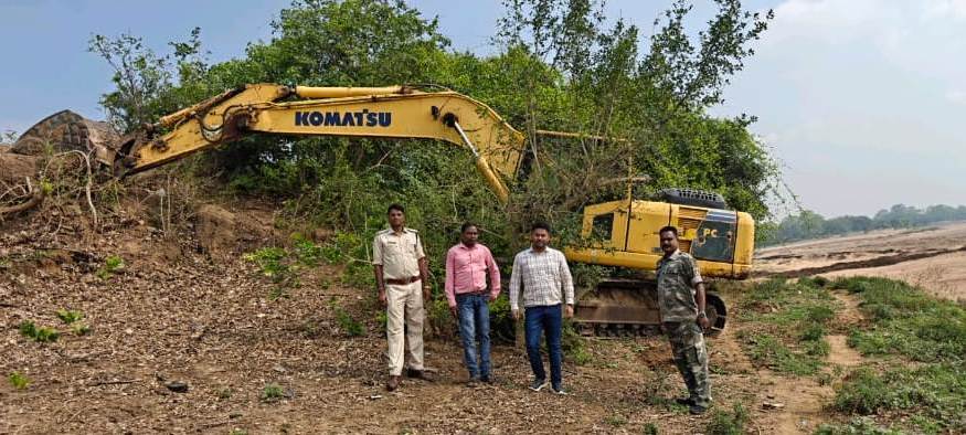 अवैध रेत उत्खनन पर बड़ी कार्रवाई,3 चेन माउंटेन मशीन, 7 हाइवा और 2 ट्रैक्टर जब्त