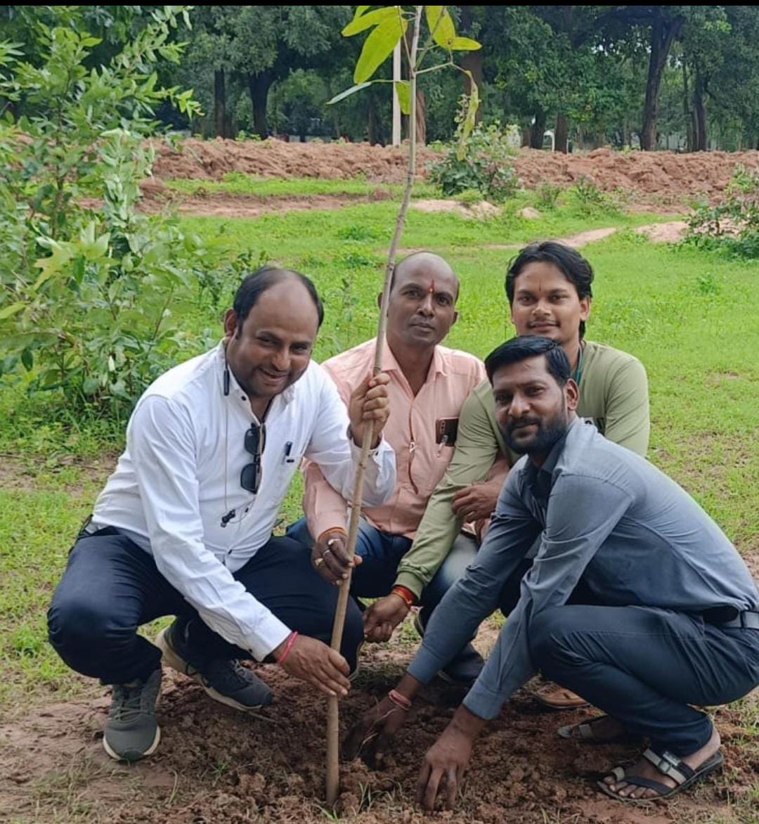 पत्रकारों ने एक पेड़ मां के नामअभियान के तहत किया वृक्षारोपण