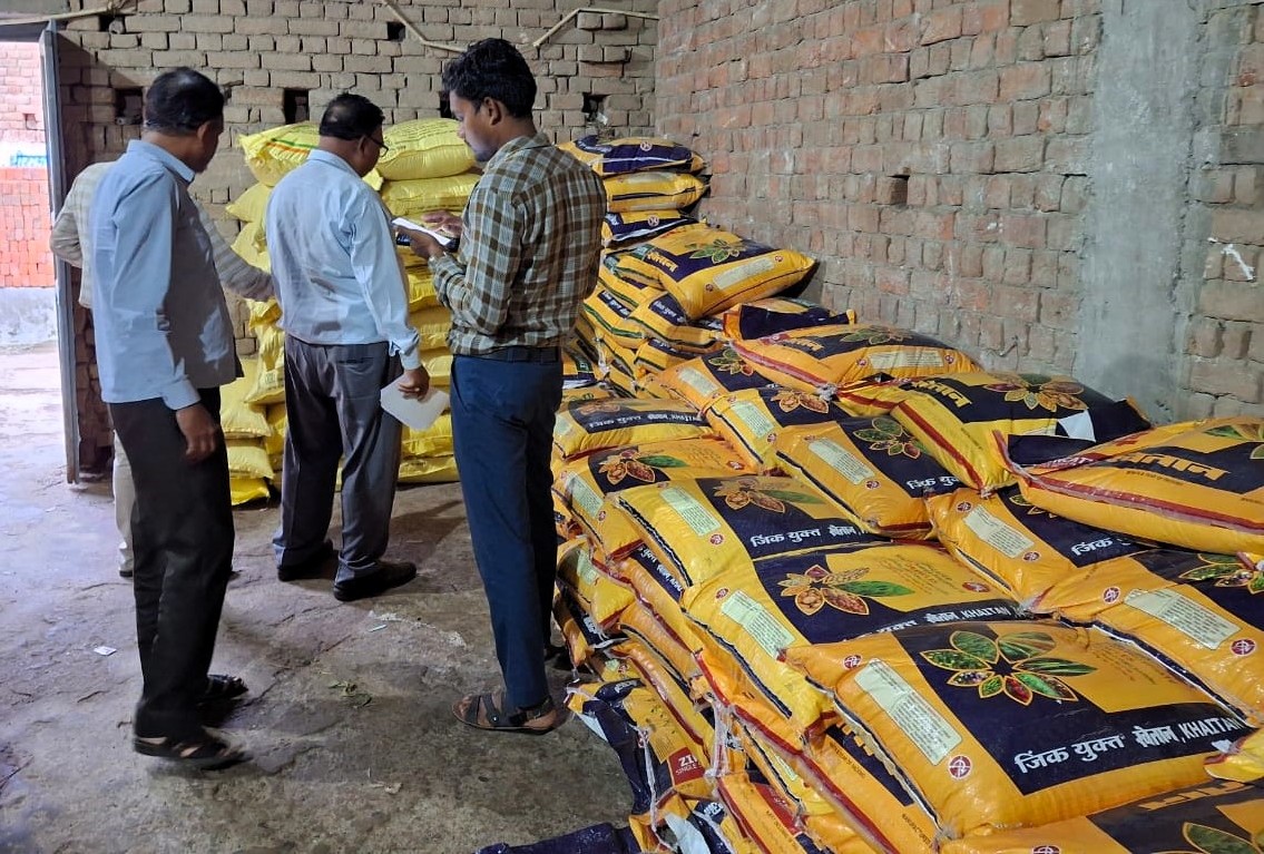 अनियमितता के मामलें में प्रशासन ने की कार्रवाई: बालोद जिले के 2 कृषि केन्द्रों में उर्वरक विक्रय प्रतिबंधित