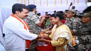 बस्तर फाइटर के दीदियों ने उपमुख्यमंत्री को बांधी राखी