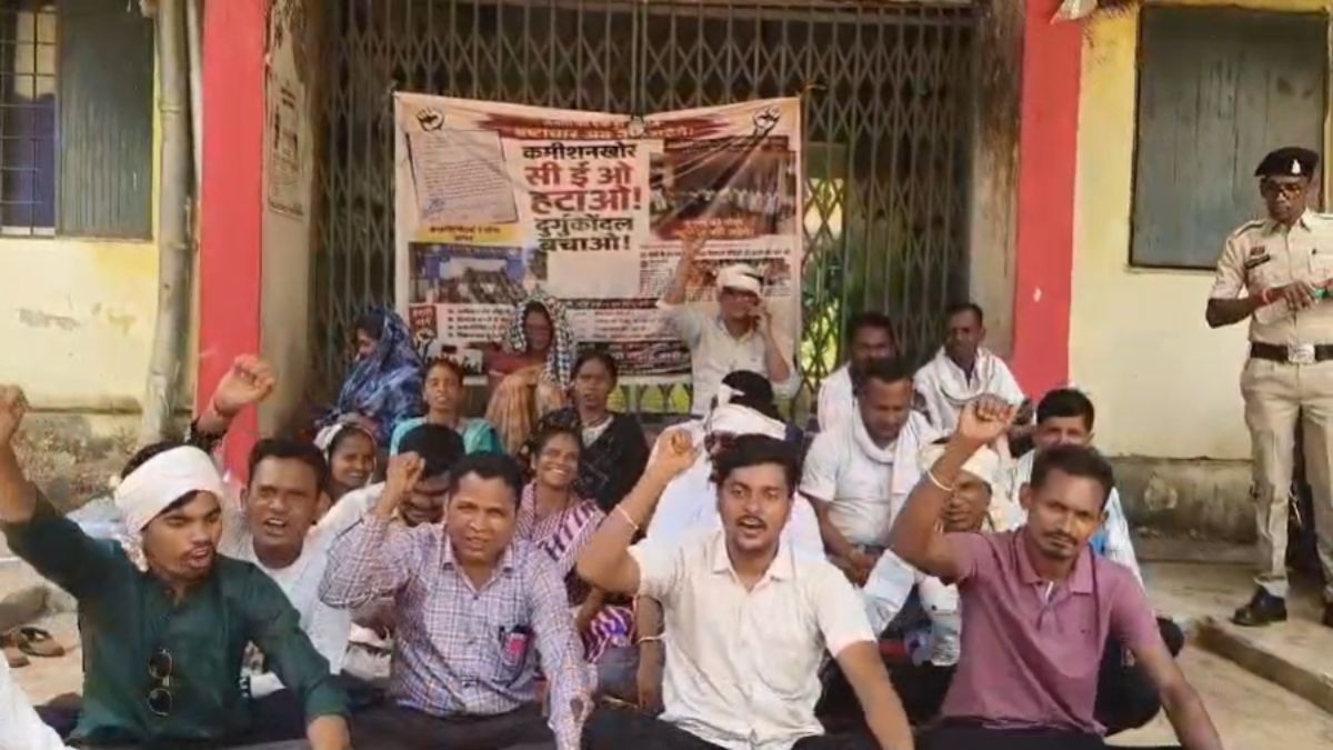 कांकेर में सीईओ के खिलाफ बगावत: जनपद पंचायत कार्यालय में तालाबंदी, कमीशनखोरी के आरोपों पर धरने पर बैठे सरपंच