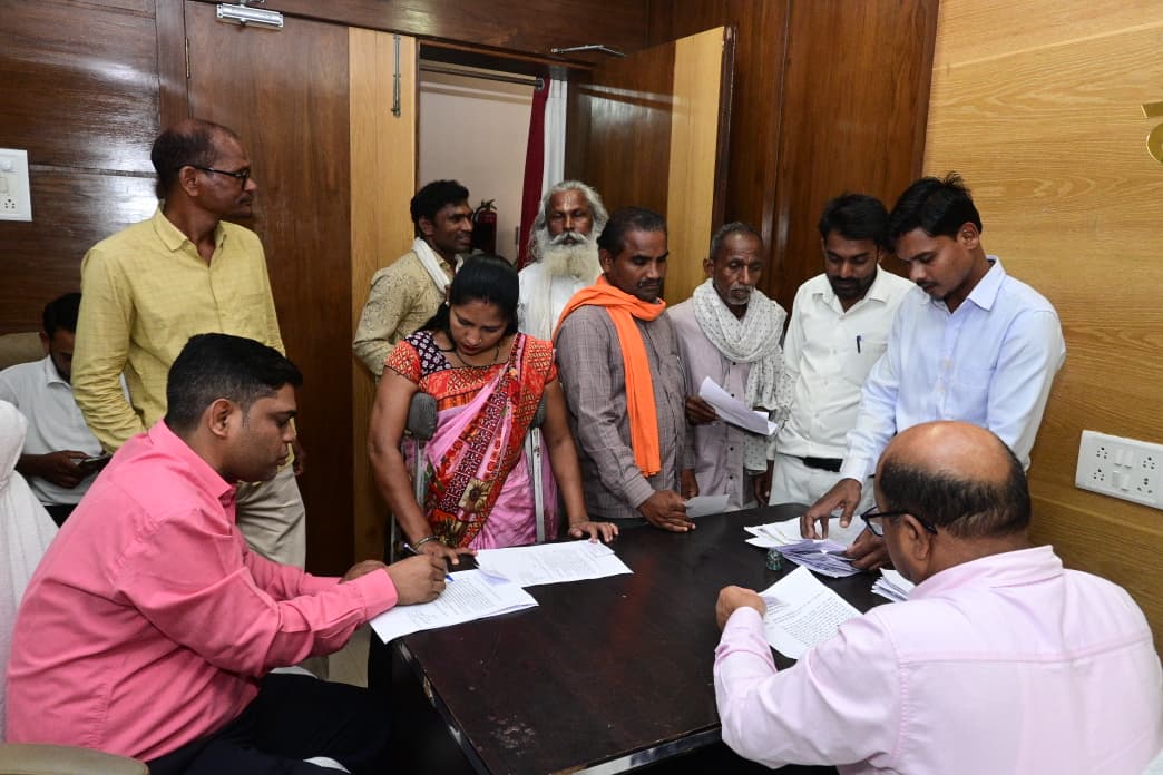 जनदर्शन में कलेक्टर बीएस उइके ने सुनीं जनता की समस्याएं, 45 आवेदनों के त्वरित निराकरण के दिए निर्देश