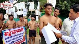 स्कूलों की मरम्मत में भ्रष्टाचार के आरोपों ने लिया नया मोड़,युवाओं ने अर्धनग्न होकर किया प्रदर्शन