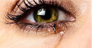 आंखों में बार-बार पानी आना किन बीमारियों का लक्षण हो सकता है? जानें 