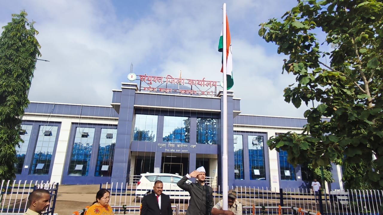 कलेक्टर दीपक सोनी ने संयुक्त जिला कार्यालय में किया ध्वजारोहण,जिलेवासियों को स्वतंत्रता दिवस की दी शुभकामनाएं 