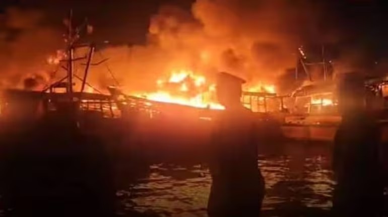 फिशिंग हार्बर में बड़ा हादसा, बोट पर फटा सिलिंडर, 25 नावें जलकर राख